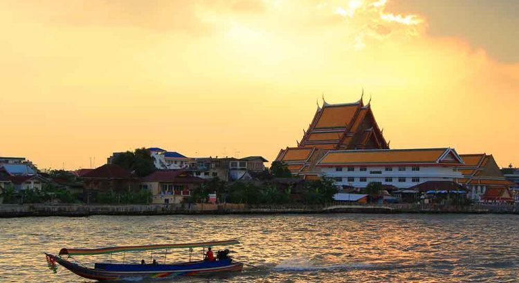 Private Traditional Local Boat Trip with Sunset Longtail Boat Bangkok Tour,enjoy to see lifestyles of Thai people and magnificent view of Chao Phraya river