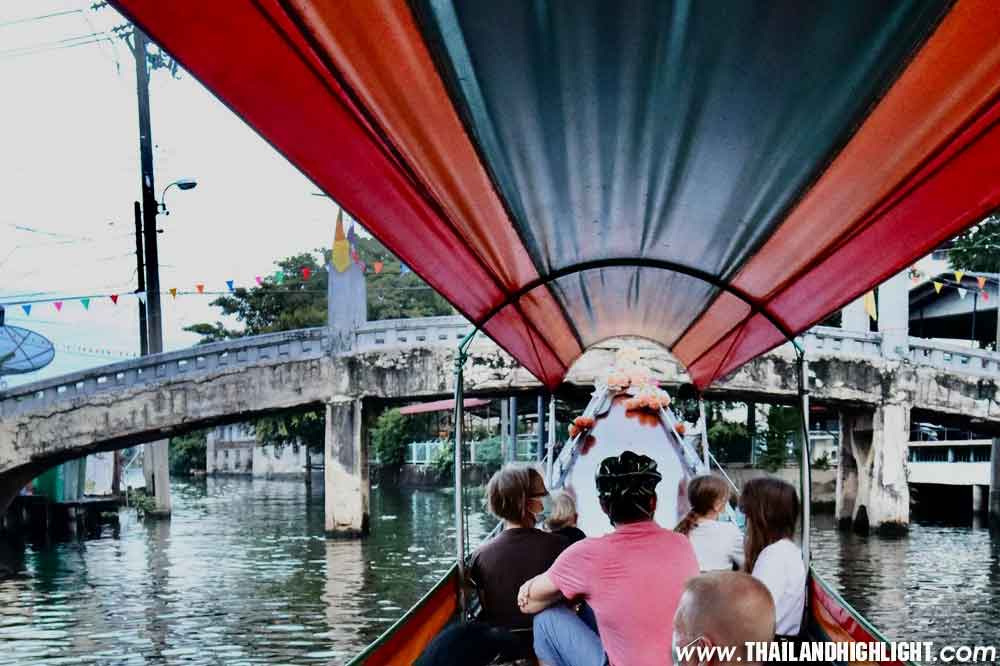 Thonburi, the old capital of Thailand, lies on the western banks of the Chao Phraya River. It stayed an independent province until it was merged into Bangkok in 1972. This area has avoided much of the modern development seen elsewhere in the city. 